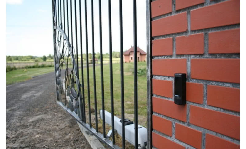 Bramy skrzydłowe - jaki napęd i akcesoria wybrać?
