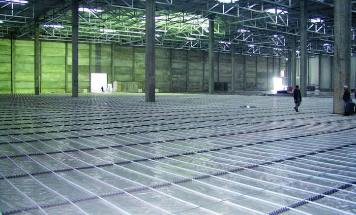 Ogrzewanie i chłodzenie podłogowe Uponor w obiektach przemysłowych