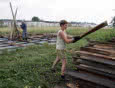 Brak drewna do odbudowy zniszczonych dachów